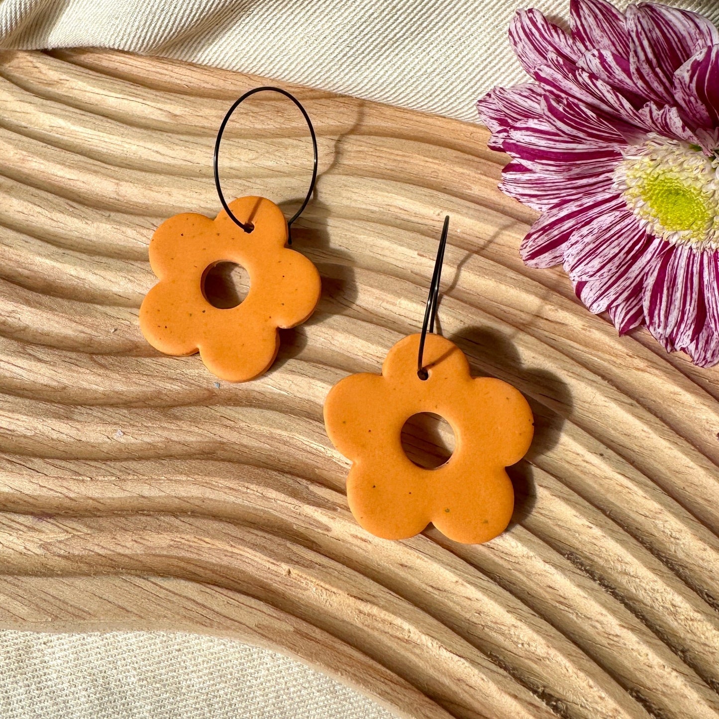 ORANGE SPECKLE FLOWER WIRE EARRINGS