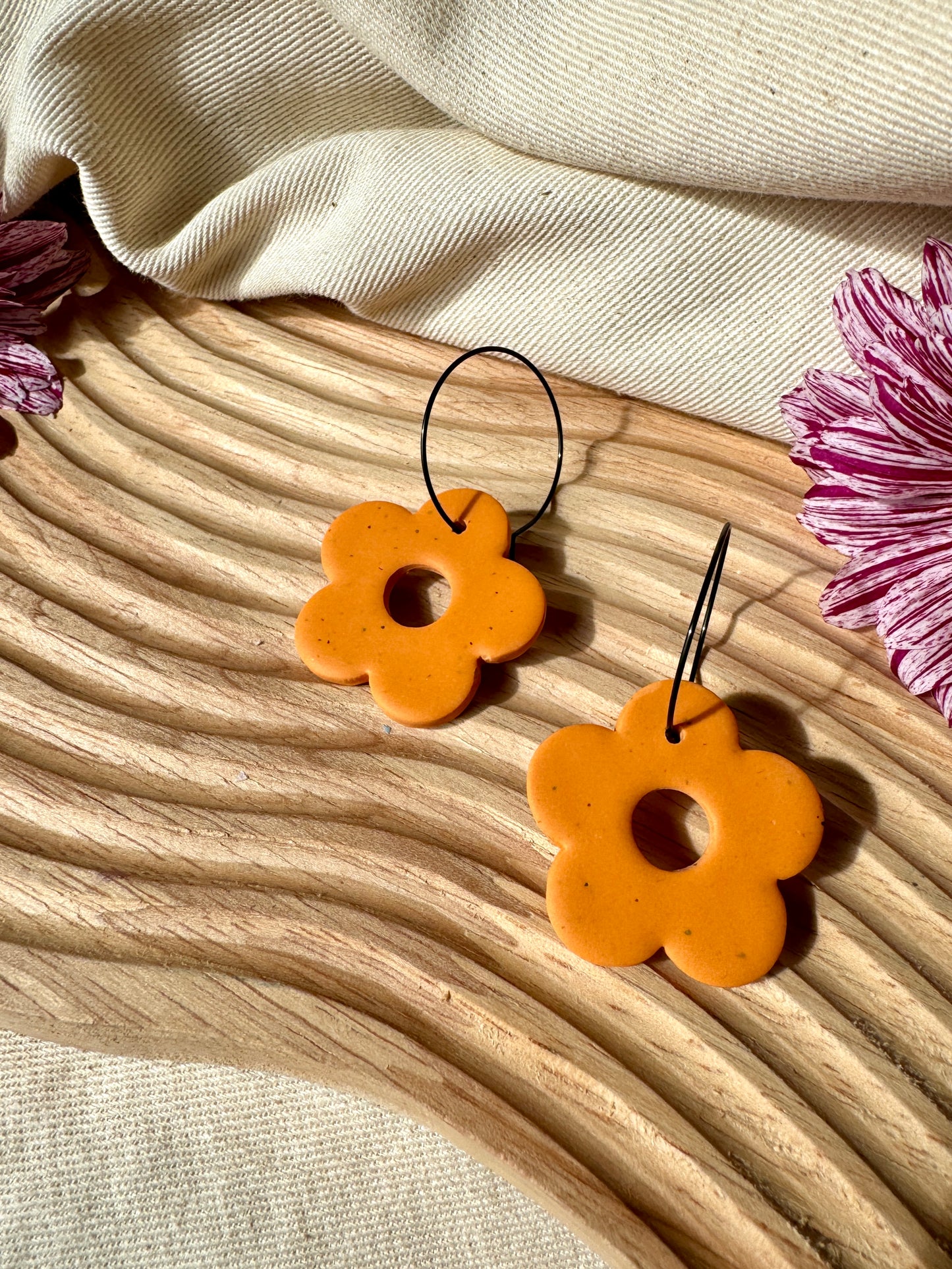 ORANGE SPECKLE FLOWER WIRE EARRINGS