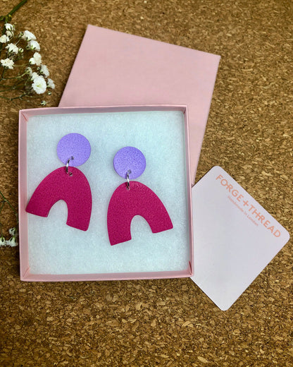 FUCHSIA TEXTURED ARC EARRINGS